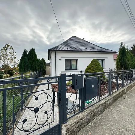 Villa Cely Dom, Novy, Stylovo Zariadeny